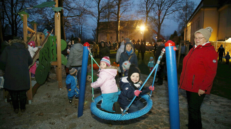 Lilith und Mia testen die Nestschaukel. Am Donnerstagnachmittag wurde der neue Spielplatz für die Krippenkinder der Kita am Kinderschloss in Jänkendorf eingeweiht. Sie haben jetzt ihren eigenen Bereich direkt am Gebäude.