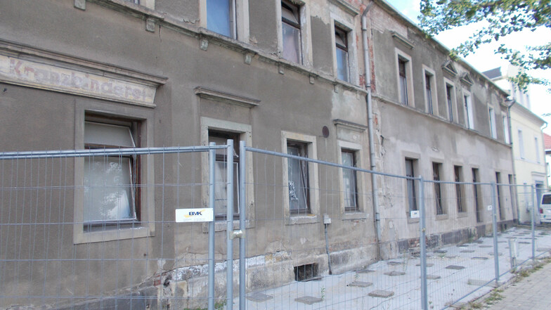 Das stark verfallene Haus an der Rottwerndorfer Straße 6 wird derzeit auch von der hinteren Seite gesichert und beräumt.