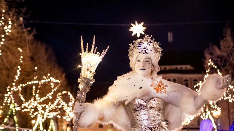 Die Schneekönigin war 2019 auf den Döbelner Weihnachtsmarkt gekommen. In dieser Woche wird für das Spektakel aufgebaut.