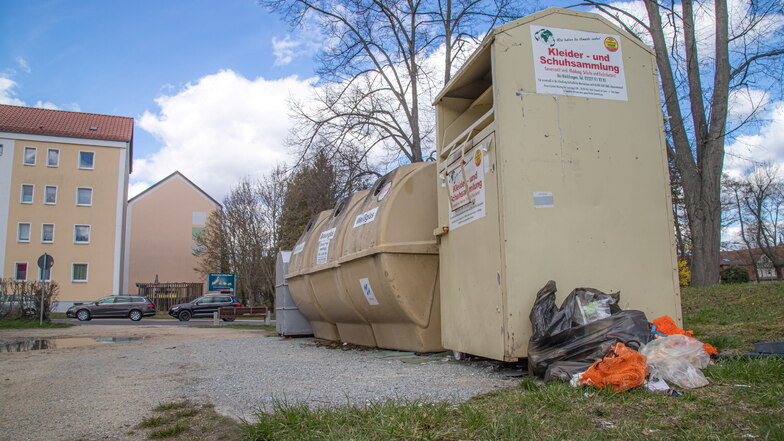 In Sachsens Altkleidercontainern entsorgen die Menschen immer mehr Müll. Deswegen haben manche Sammelstellen wie das DRK in Löbau ihre Container schon abgebaut.