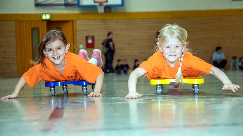 Nina (links) und Leni von der Kita Gänseblümchen in Seeligstadt hatten am Freitag viel Spaß bei den Übungen. In der Sporthalle gleich neben ihrem Kindergarten konnten sie sich vorbereiten.