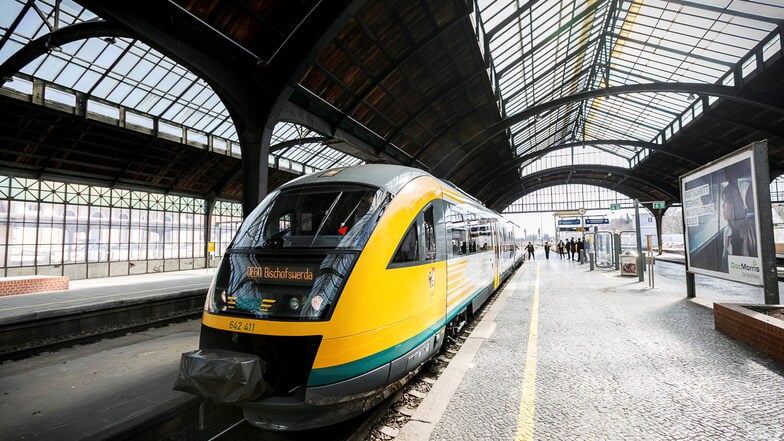 Modernisierter ODEG-Zug im Görlitzer Bahnhof.