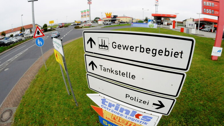 An der Autobahnauffahrt Thiendorf kam es am Montagabend zu einer Schlägerei von Fußballfans. Jetzt sucht die Polizei Zeugen.