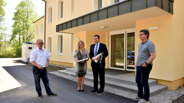 Lucie und Boris Schubert (Mitte) investierten in die Residenz und erfüllten damit auch einen großen Wunsch von Bürgermeister Manfred Heine (links)