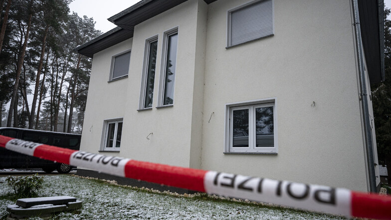 Das Einfamilienhaus in Senzig, einem Ortsteil der Stadt Königs Wusterhausen im Landkreis Dahme-Spreewald, ist abgesperrt. Die Polizei hat dort am Samstag fünf Tote in einem Wohnhaus gefunden.