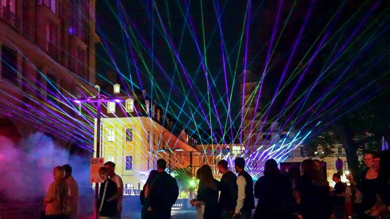 Schlangestehen, mit Lightshow und hämmernden Beats vor dem Rathaus in Dresden.