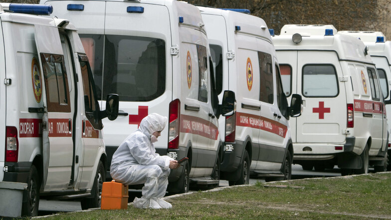 Krankenwagen stehen in St. Petersburg Schlange, um Patienten, die unter Corona-Verdacht stehen, in die Aufnahmeabteilung des Pokrowskaja-Krankenhauses zu bringen.