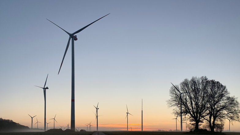 Der Windpark Warnsdorf in Brandenburg mit Windkraftanlagen im Sonnenuntergang. UKA Meißen hat jetzt zwölf solcher Anlagen an einen Energie-Fonds verkauft.