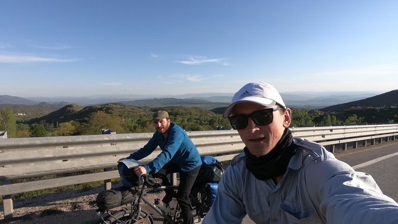 Georg Walther (li.) aus Schmiedeberger und Tobias Heber aus Ruppendorf sind gerade mit dem Fahrrad unterwegs nach Südchina. Derzeit sind sie in der Türkei.