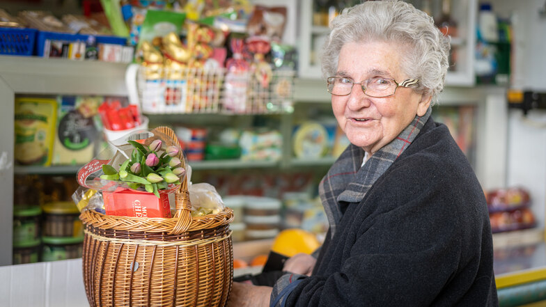 „Vollmilchschokolade und vier Häsel bitte“. Die 86-jährige Christa Zieger hat Süßigkeiten für Ostern und frische Tulpen gekauft.