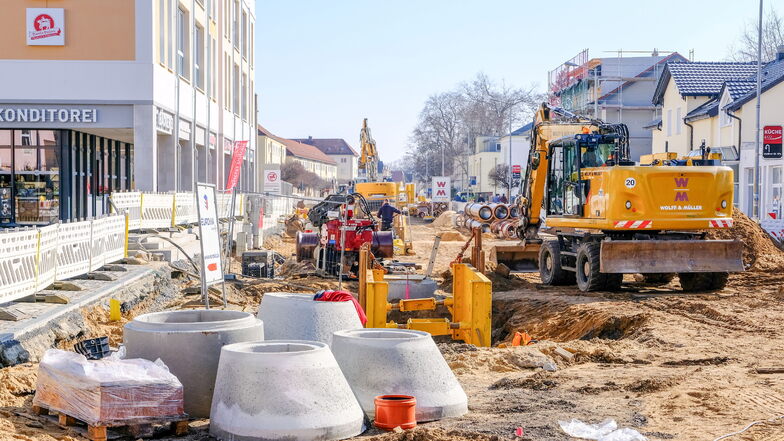 Lange wurde nicht so viel gebaut, wie in diesen Wochen. Es gibt viele Straßenbauprojekte, wie hier in Radebeul auf der Meißner Straße, die vielerorts mit dem laufendem Breitbandausbau koordiniert werden müssen.