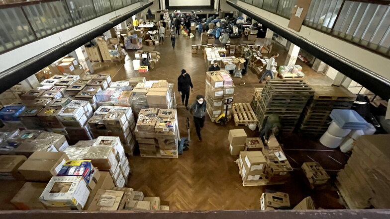 Der Hauptsaal des Zentralwerks Pieschen, wo normalerweise Veranstaltungen stattfinden, wird zum Sortieren und Verpacken der Sachspenden genutzt.