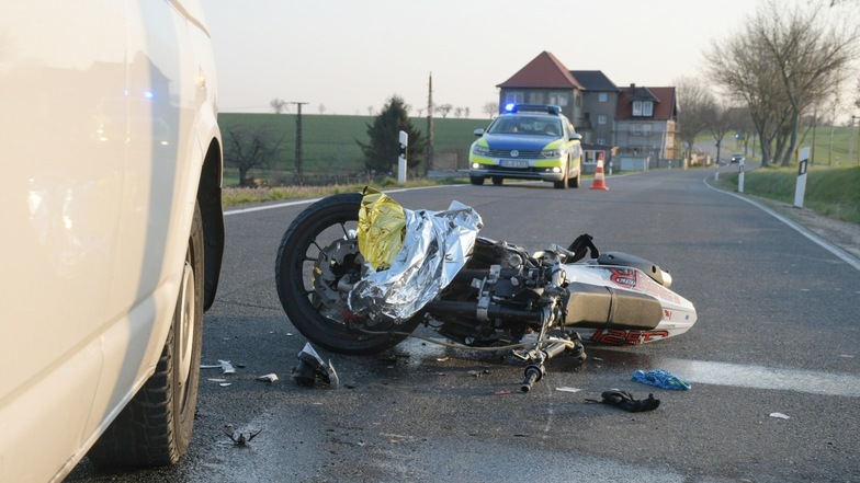 In der Nähe des Umspannwerkes auf der Straße zwischen Meinsberg und Ziegra hat sich am Morgen ein schwerer Unfall ereignet, bei dem zwei Menschen verletzt wurden.