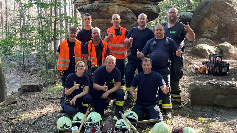 Fürs Foto gelingt den Döbelner Feuerwehrleuten, die in der Sächsischen Schweiz im Einsatz sind, noch ein Lächeln. Doch mit ihren Kräften sind sie am Ende.