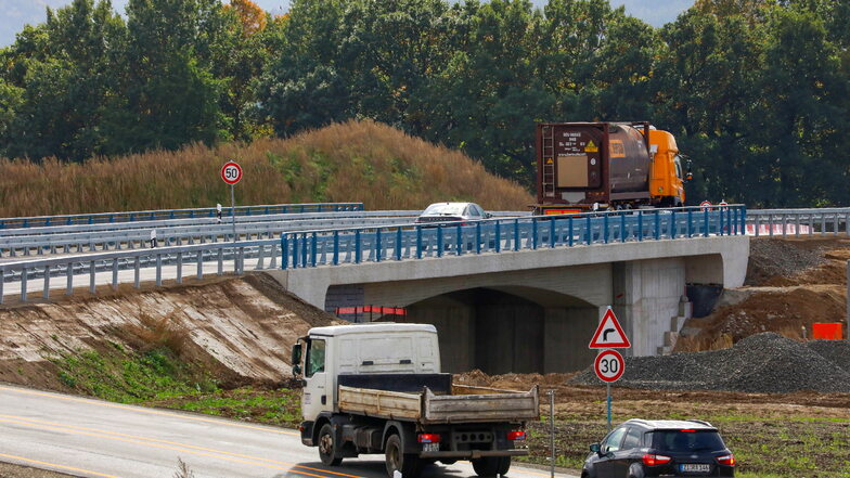 Die ersten Autos rollen über die neue B178-Brücke bei Oberseifersdorf und Eckartsberg.