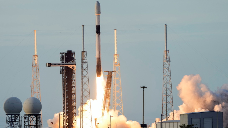 In Cape Canaveral startet eine SpaceX Falcon 9 Rakete. Ende des Jahres könnte erstmals eine deutsche Astronautin mit an Bord sein.