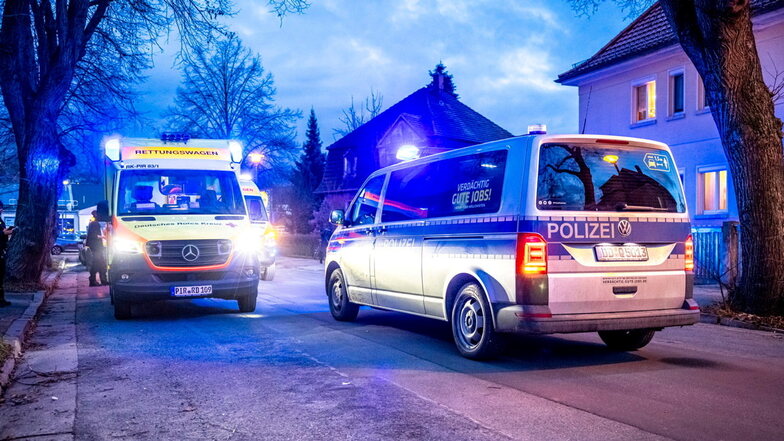 Rettungseinsatz am Neujahrstag: An der Lindenstraße in Pirna wurden drei Jungs durch einen explodierenden Knaller verletzt.