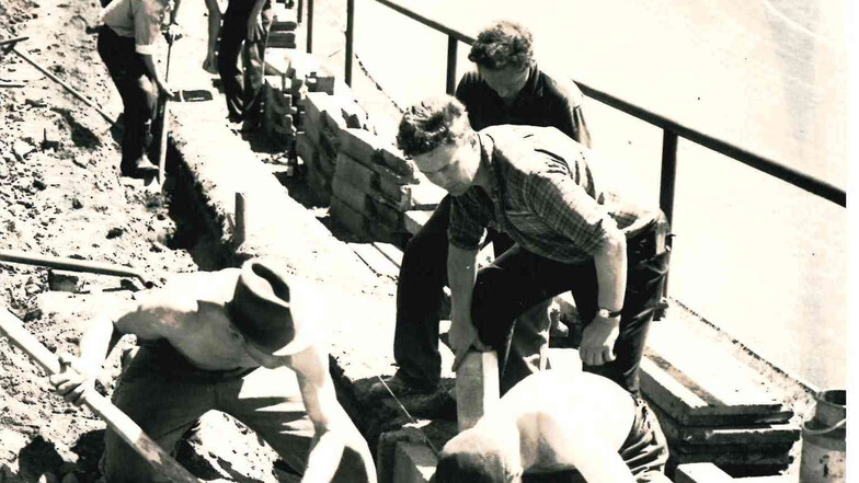 Die Arbeiten an den Traversen um das Jahr 1970 herum waren nicht die einzigen freiwilligen Einsätze für den Verein. Schon Anfang der 50er hatten BSG-Mitglieder zwei Jahre lang fast 7.000 Arbeitsstunden für den Umbau des Gelände geleistet. 