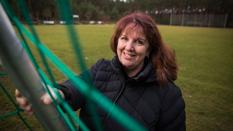 Die Geschäftsführerin des SV Lomnitz, Fiona Hahn, auf der Sportanlage, die bald bei den abendlichen Trainingseinheiten der Hobbykicker besonders hell erstrahlen wird.