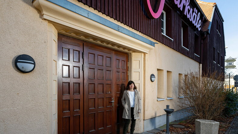 Die kaufmännische Leiterin Angela Meisegeier steht vor dem zwangsweise geschlossenen Kulturzentrum Parksäle Dippoldiswalde.
