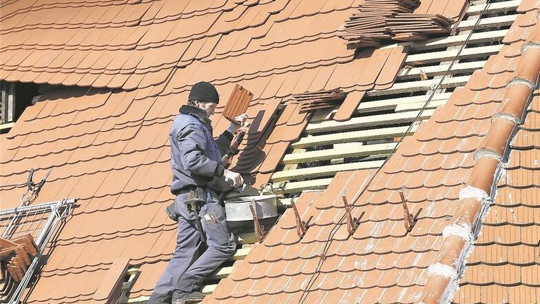 Wolfgang Meschwitz in Aktion: Stein sowie Mörtel aus dem Dachfass nehmen…