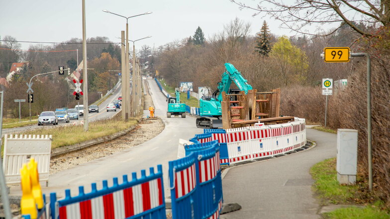 Durch die Baustelle am Weinberg ist die Bundesstraße B 99 halbseitig gesperrt. Der stadteinwärtige Verkehr wird über die Gegenspur den Berg hochgeleitet.