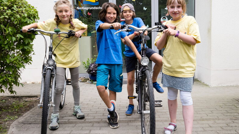 Schüler der Neißegrundschule in Görlitz stehen mit Fahrrädern vor ihrer Schule.