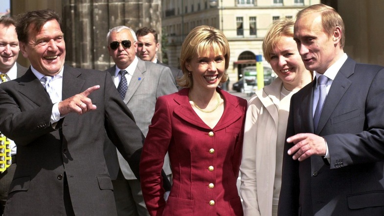 Der damalige Bundeskanzler Gerhard Schröder (l-r), seine damalige Frau Doris Schröder-Köpf, Ljudmila Putina und der russische Präsident gehen im Juni 2000  durch das Brandenburger Tor in Berlin.