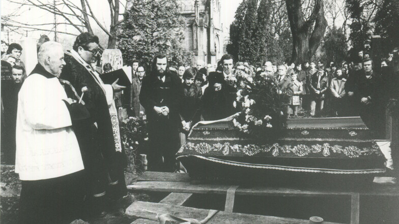 Von der Staatssicherheit überwacht: Beerdigung Jan Patočkas auf dem St.-Margarethen-Friedhof in Prag.
