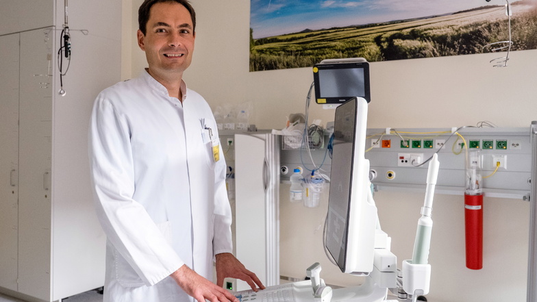 Seit Januar 2017 Chefarzt der Urologischen Klinik am Städtischen Klinikum Görlitz: PD Dr. habil. Vladimir Novotny - hier am neuen Biopsie-Gerät.