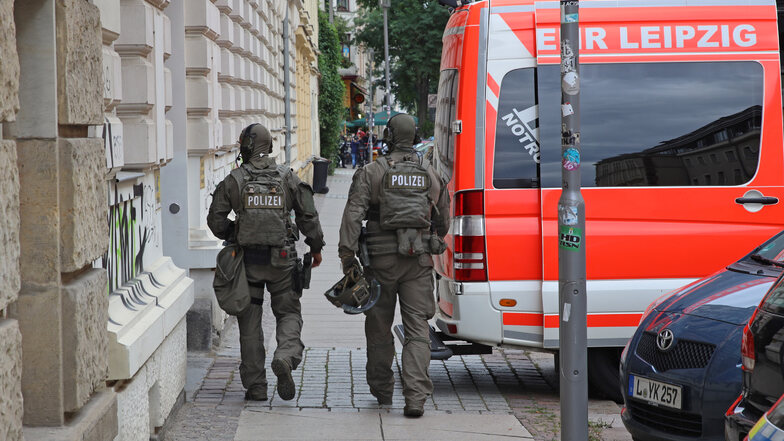 In Leipzig ist eine Abschiebung eines 26-Jährigen eskaliert. Vor Ort sind neben Feuerwehr und Rettungsdienst auch Spezialeinsatzkräfte der Polizei.