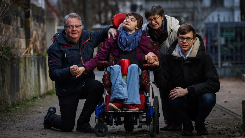 Peter, Maria und Fabian Kubsch (v.l.) teilen jede Freude, Sorge und Hoffnung im Leben mit Juliane, die an der sehr seltenen Erbkrankheit PCH2a leidet.