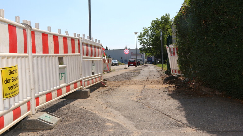 Der südliche Gehweg an der Max-Planck-Straße ist in einem schlechten Zustand.