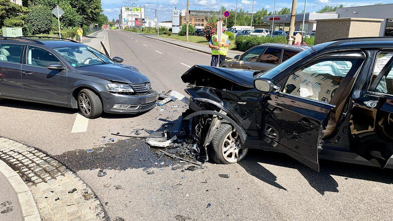 Bei dem Zusammenstoß mehrerer Fahrzeuge in Heidenau wurden zwei Personen verletzt.