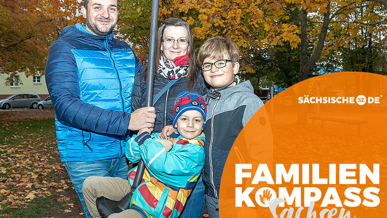 Maik und Mandy Kummerlöw mit ihren Söhnen Mailow und Morice auf dem neuen Gumpert-Spielplatz, einem der Lieblingsplätze von Mailow.