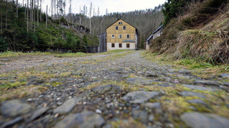 Die Niedermühle im Kirnitzschtal bei Hinterhermsdorf: Die Zufahrt gilt nun als Waldweg. Die Eigentümer dürfen trotzdem hinfahren.
