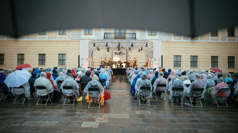 Mit Regenschutz und Abstand. Das Eröffnungskonzert des Moritzburg-Festivals fand in diesem Jahr nicht im Speisesaal des Schlosses, sondern auf der Nordterrasse statt. Auch fast alle anderen Veranstaltungen wurden wegen der Corona-Pandemie dorthin verlegt