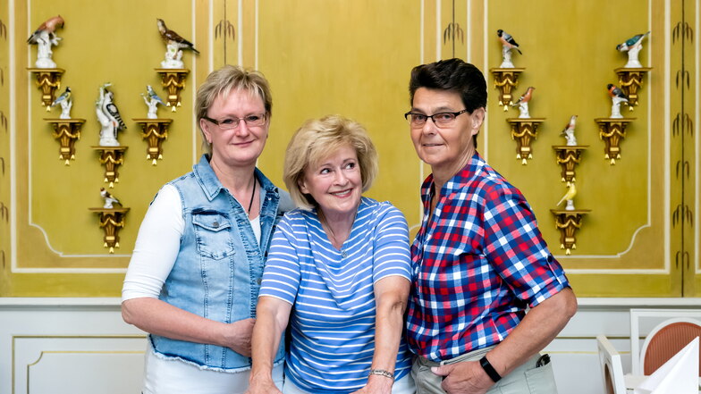 Überwältigt von der Resonanz auf den Spendenaufruf für die Porzellanvögel im Rammenauer Schloss sind auch Jana Simmert, Ingrid Vogel und Hannelore Kenner (v.l.) vom Heimatverein Rammenau.