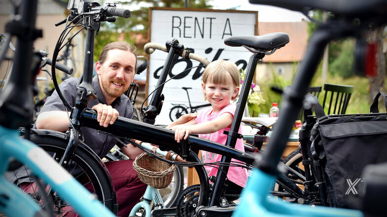 Daniel Mollé verleiht Fahrräder und bietet sich als Kurier an.
Tochter Louisa ist auch schon auf zwei Rädern unterwegs.