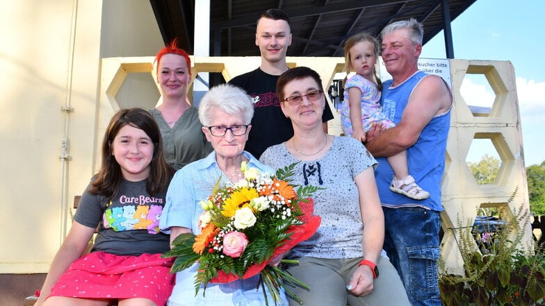 Helga Jäschke im Kreise ihrer Familie: (unten von links) Enkelin Emily, Helga Jäschke und Tochter Kerstin. (Oben von links) Enkelin Nicole mit Mann Steve und Urenkelin Malina mit Opa Udo.