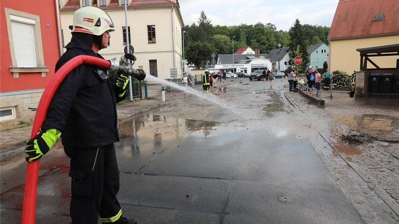 Bei dem kurzen aber heftigen Gewitter am Donnerstag (Himmelfahrt) begrub eine Schlammlawine die Vorwerkstraße in Pirna auf einer Länge von rund 100 Metern unter sich. Feuerwehr und Anwohner versuchten kurz darauf, die gröbsten Schäden zu beseitigen.