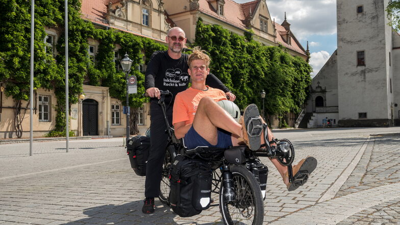 Sven Marx (hinten) und Sebastian Fietz machten auf ihrer Deutschland-Tour "Inklusion Rockt und Rollt" auch kurz in Riesa halt.
