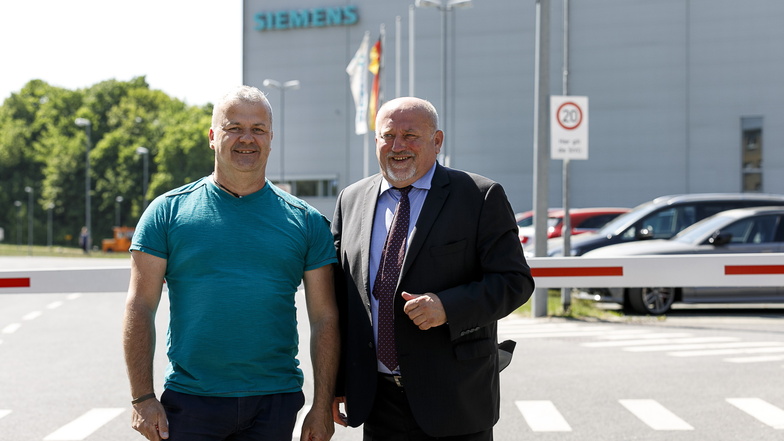 Betriebsratsvorsitzender Ronny Zieschank (li.) kurz nach seiner Wahl im Mai 2018 mit dem damaligen Görlitzer Oberbürgermeister Siegfried Deinege vor dem Görlitzer Siemens-Werk.
