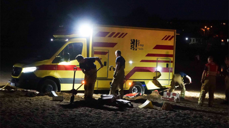 An der Kiesgrube Leuben mussten Feuerwehrleute einen festgefahrenen Krankenwagen befreien.
