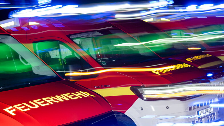 Mit insgesamt neun Fahrzeugen rückte die Feuerwehr in der Nacht zu Sonntag nach Laußnitz aus.