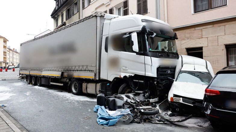 Ein betrunkener Lastwagenfahrer hat am Dienstagabend in Fürth mit seinem tonnenschweren Gefährt eine Schneise der Verwüstung hinterlassen.