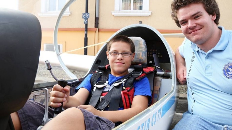 Zwischen Rathaus und Freitreppe präsentieren sich die Riesaer Vereine. Florian Helm nimmt probeweise in einem Segelflugzeug Platz. Tom Kurzbach vom Segelfliegerclub Riesa-Canitz erklärt ihm die wichtigsten Grundlagen des Fliegens.