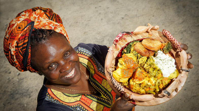 Beim Streetfood-Festival auf dem Bautzener Schützenplatz bietet Maureen Schubert Gerichte aus ihrem Heimatland Tansania an.