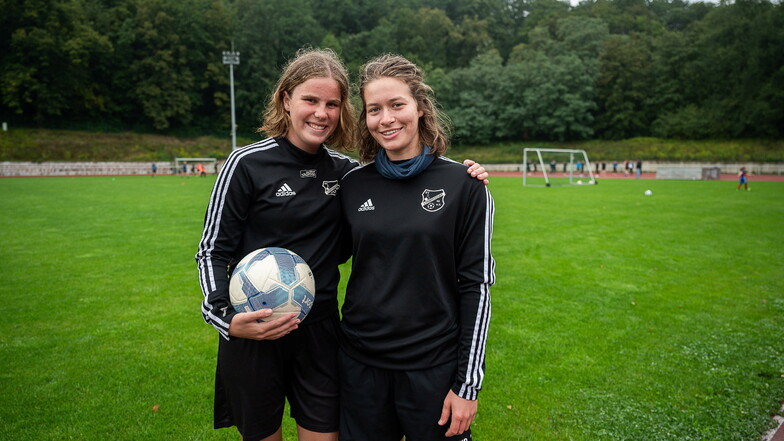 Lotte Clausnitzer (19, links) ist als Fußballspielerin bei den Kickergirls des SV Ludwigsdorf aktiv. Im Zuge eines Austauschprogramms half sie bei der „Stepping Stones Academy“ in Afrika als Lehrerin.