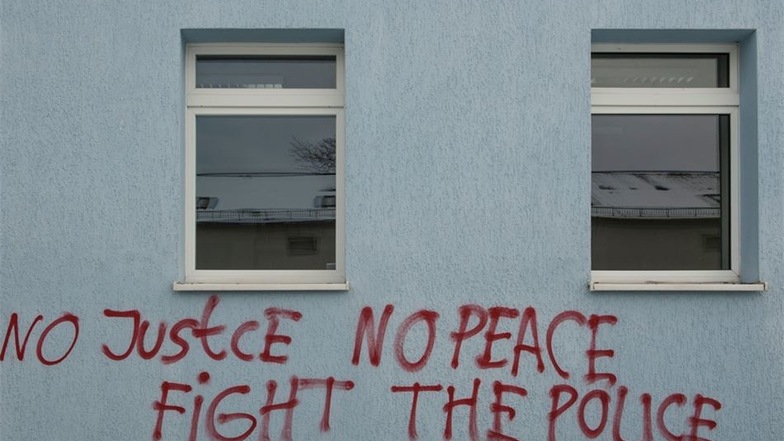 Den Spruch „No justice, no peace, fight the Police“ kann man auf der Internetseite der Linksjugend als Demo-Spruch nachlesen.